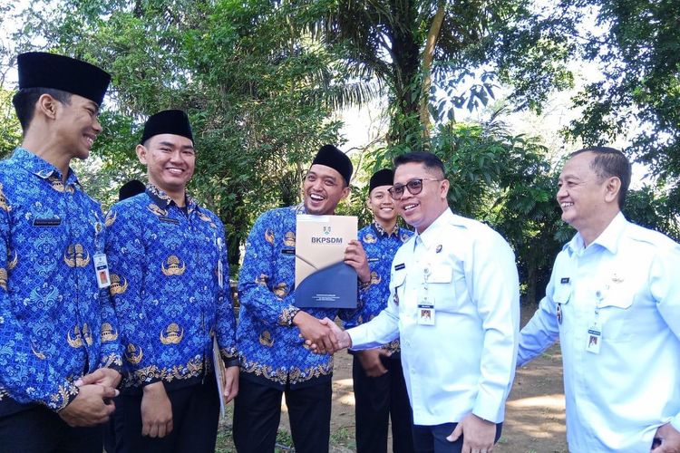 Cerita Sony Dilantik ASN di Gunung Tidar, Mendaki Gunung dengan Seragam Korpri 