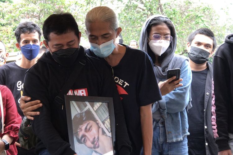 Ayah Petra Eka, Suhendar ,memeluk foto anaknya saat menghadiri pemakaman di Blok A2 Taman Pemakaman Umum (TPU) Menteng Pulo II, Setiabudi, Jakarta Selatan pada Selasa (14/9/2021) siang. Petra merupakan salah satu korban tewas akibat kebakaran Lembaga Pemasyarakatan (Lapas) Kelas 1 Tangerang.