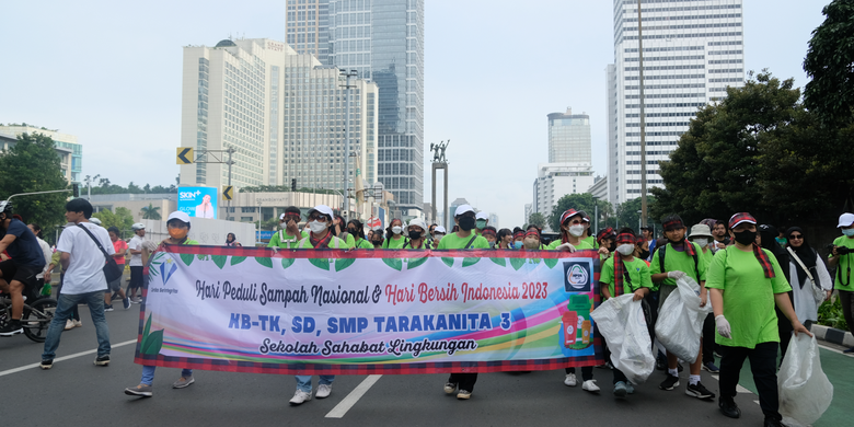 Para wakil Sekolah Tarakanita 3 yang ikut acara bersih-bersih sampah dalam rangka memperingati Hari Peduli Sampah nasional (HPSN) dan Hari Bersih Indonesia (HBI) di Thamrin 10, Jakarta, Minggu (19/2/2023).