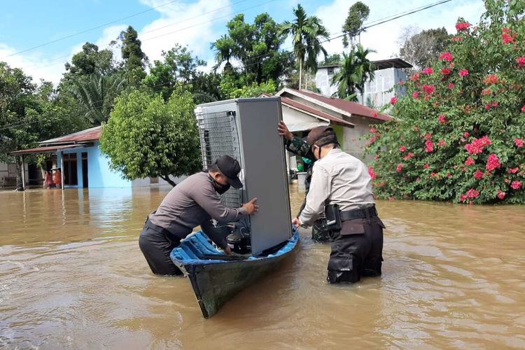 Sebanyak 11 desa di Kecamatan Jelai Hulu, Kabupaten Ketapang, Kalimantan Barat terendam banjir sejak Sabtu (20/6/2020) kemarin. Banjir diduga terjadi akibat curah hujan tinggi dalam beberapa hari terakhir.