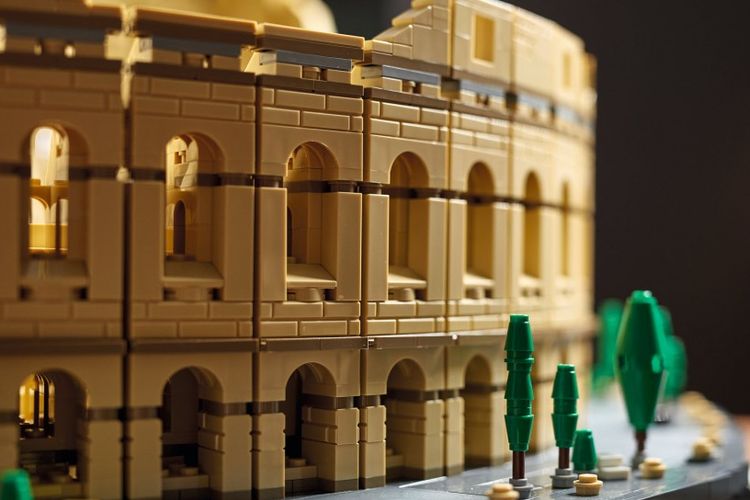 Susunan lego dibentuk menjadi Colloseum Roma.