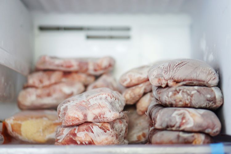 Kulkas bisa memperpanjang umur simpan makanan karena suhu dingin yang ada di bawah lima derajat celsius.