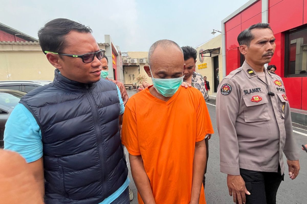 Sosok dukun desa yang menyetubuhi anak SD berusia 13 tahun, asal Kemlagi, Kabupaten Mojokerto, Jawa Timur, saat digelandang ke Mapolres Mojokerto Kota, Jumat (25/4/2025).