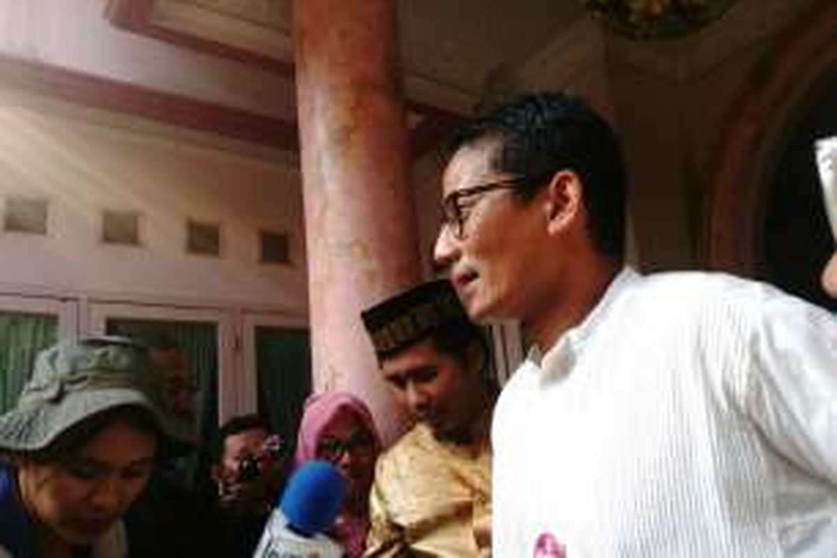 Calon wakil gubernur DKI Jakarta Sandiaga Uno mengunjungi rumah Ketua Majelis Taklim se-DKI Jakarta, Atifah Hasan, di Ujung Menteng, Cakung, Jakarta Timur. Kamis (17/11/2016)