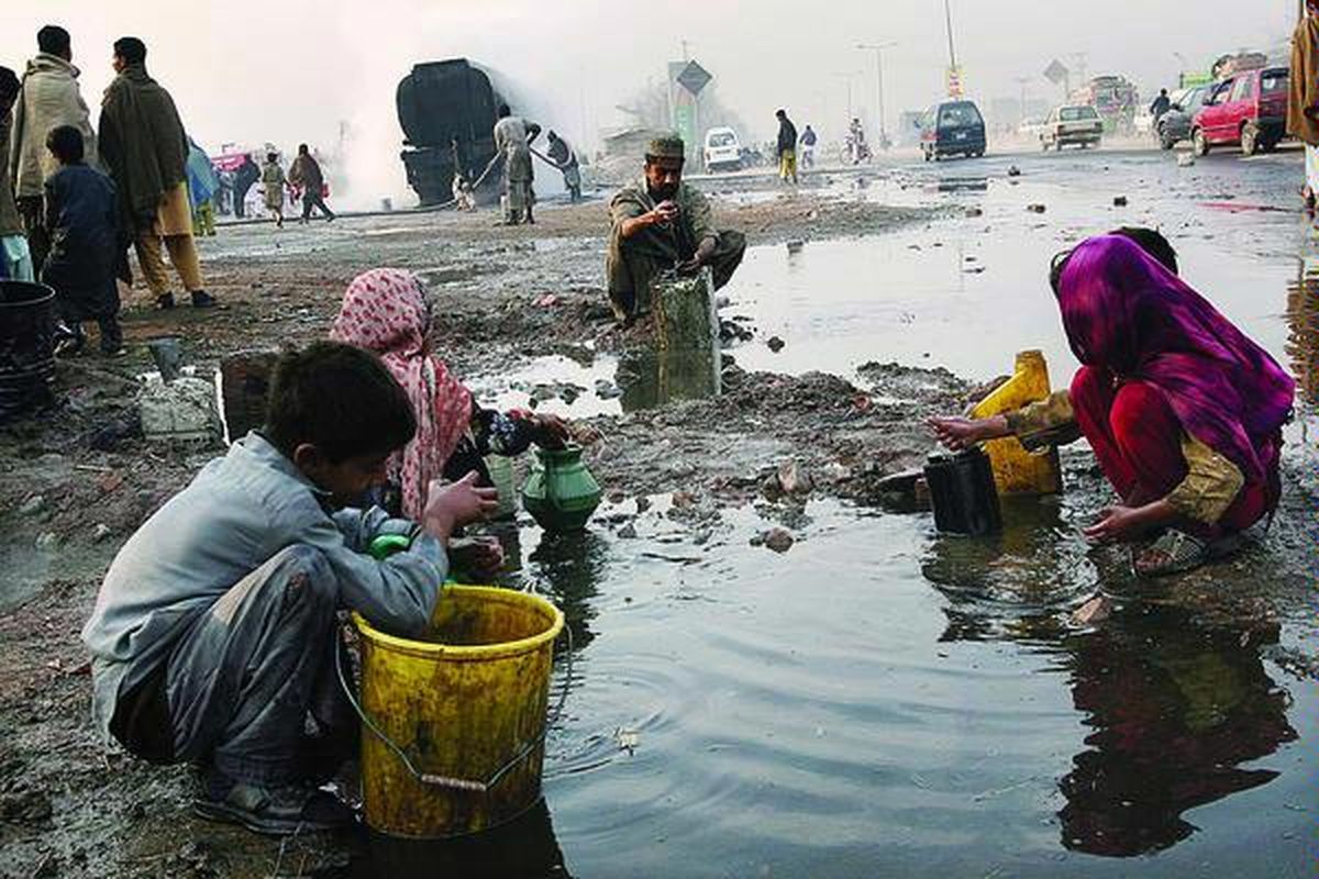 Anak-anak Pakistan menampung minyak yang tumpah dari sebuah tanker, yang membawa pasokan bahan bakar bagi keperluan pasukan Pakta Pertahanan Atlantik Utara (NATO) di Afganistan. Kelompok bersenjata Taliban diduga melakukan serangan di Peshawar, Pakistan, Sabtu (23/1).