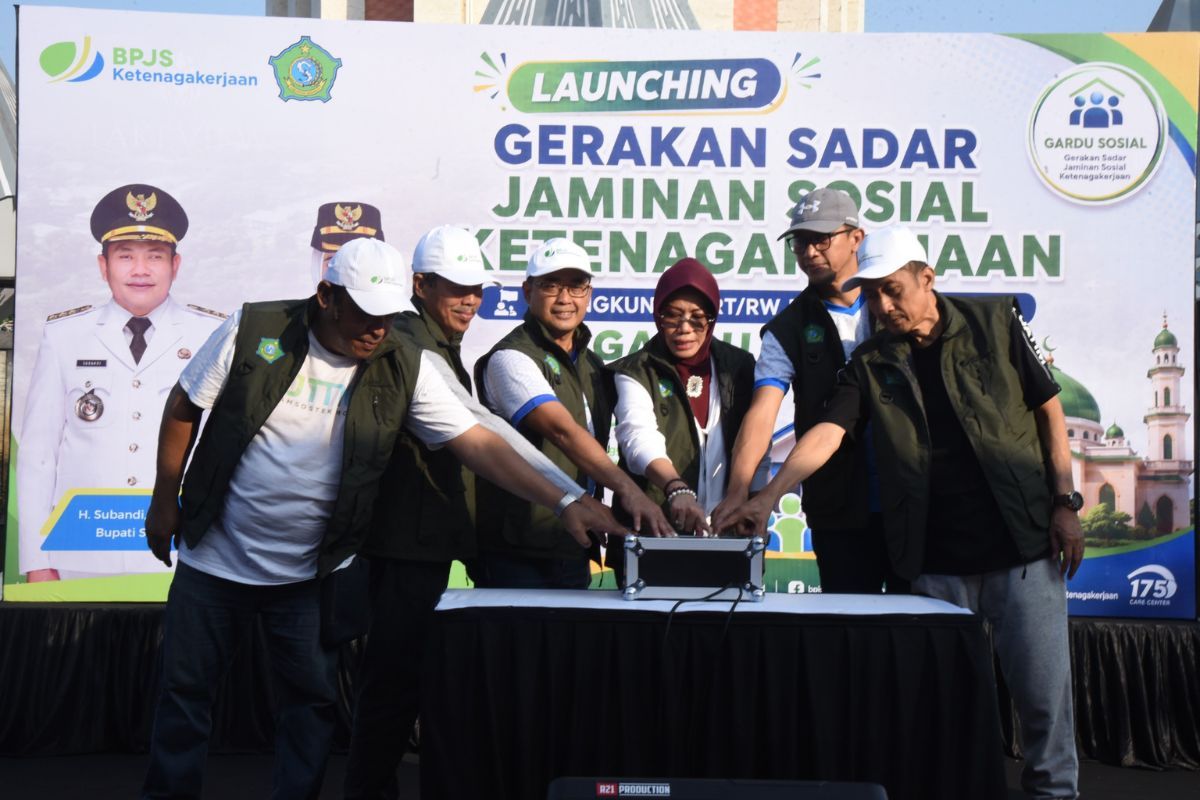 Pemerintah Kabupaten (Pemkab) Sidoarjo bersama Badan Penyelenggara Jaminan Sosial (BPJS) Ketenagakerjaan meluncurkan Gerakan Sadar Jaminan Sosial Ketenagakerjaan di Lingkungan RT/RW dan Rumah Ibadah (GARDU Sosial) di Tugu Jayandaru, Alun-Alun Sidoarjo, Jawa Timur, Minggu (21/6/2026). 