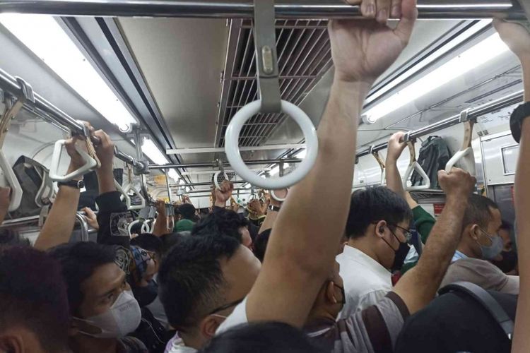 Masih banyak penumpang KRL Commuter Line yang memilih menggunakan masker.