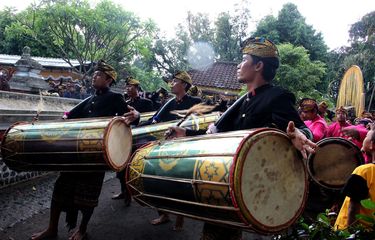 Penabuh gendang beleq atau sekehe turut mengelilingi kemalik dalam prosesi perang topat, di Pura Lingsar, Lombok Barat, Rabu (11/12/2019). Gendang Beleq adalah tarian suku sasak menyambut kedatangan prajurit perang. Dalam perkembangannya gedang Beleq digunakan untuk menyambut tamu kehormatan.