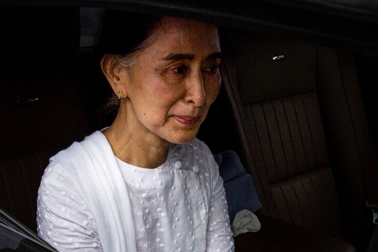 Aung San Suu Kyi setelah menghadiri pemakaman mantan ketua partai National League for Democracy (NLD) Aung Shwe di Yangon, Myanmar, 17 Agustus 2017. Pada Rabu (12/10/2022), Pengadilan Myanmar yang telah dikuasai junta militer menjatuhkan hukuman enam tahun penjara kepada Aung San Suu Kyi atas dua dakwaan korupsi.