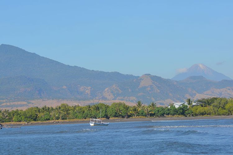 Puncak Gunung Api Ebulobo di abadikan dari bagian Utara dari Pulau Flores, NTT, Kamis (20/6/2019). Pulau Flores kaya obyek wisata yang membutuhkan sentuhan promosi dari Pemerintah Daerah Kabupaten Nagekeo.