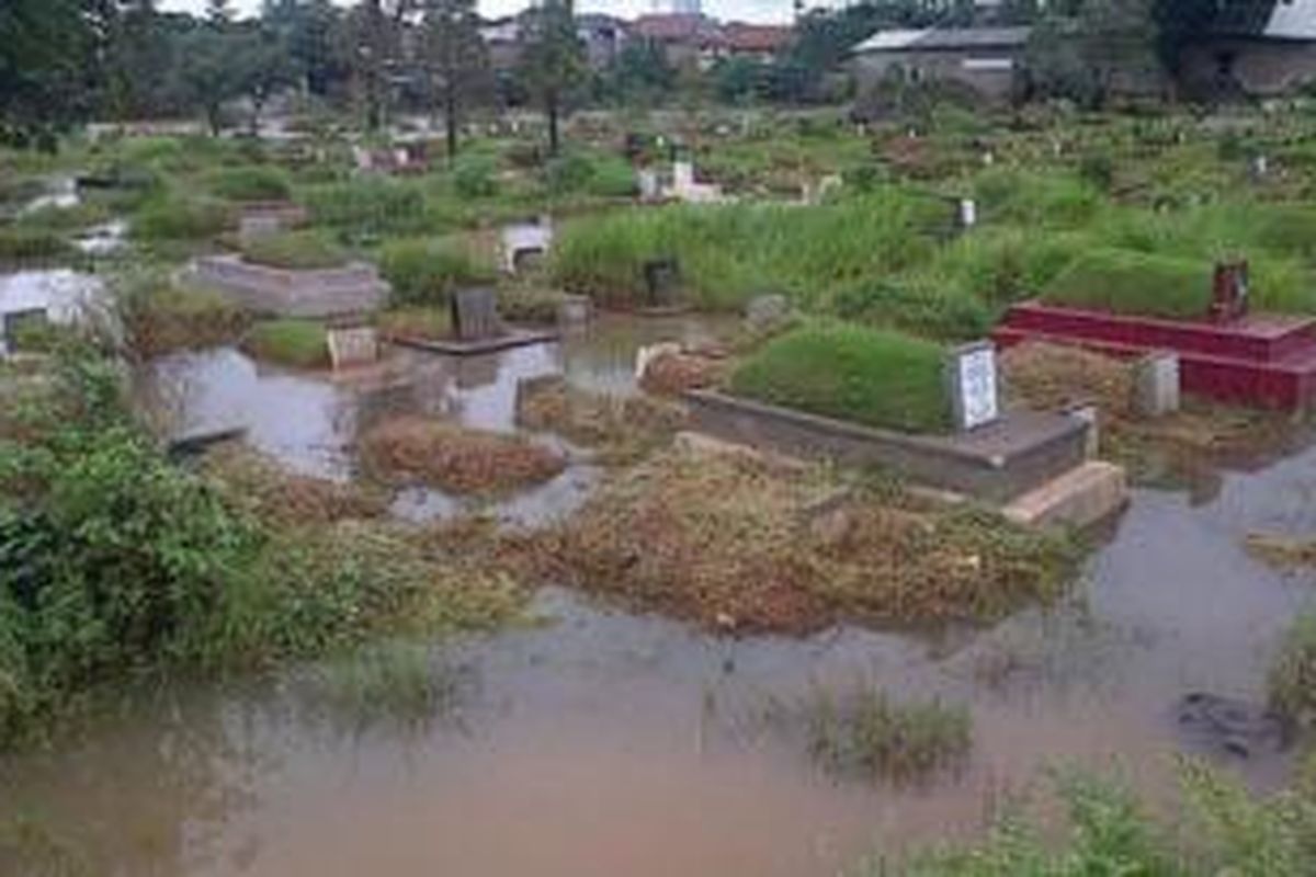 TPU Tanahkusir, Jakarta Selatan, terendam sehingga pemakaman pun terganggu.