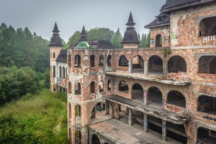 Tempat terbengkalai di Kastil Lapalice, Polandia. [Via cntraveler.com]