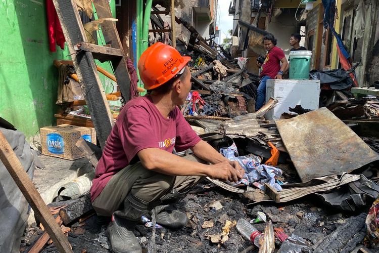Warga dan petugas Penanganan Prasarana dan Sarana Umum (PPSU) mulai membersihkan puing-puing rumah pasca kebakaran, Senin (10/7/2023). Insiden itu menyebabkan 94 rumah warga di Gang Lontar, Kelurahan Duri Utara, Kecamatan Tambora, Jakarta Barat luluh lantak pada Sabtu (8/7/2023). 