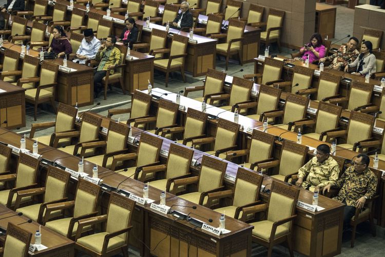 Suasana sidang Paripurna DPR yang tidak dihadiri ratusan anggota DPR di Kompleks Parlemen, Senayan, Jakarta, Kamis (24/8). Sebanyak 252 anggota DPR tidak hadir dalam sidang paripurna ini. ANTARA FOTO/M Agung Rajasa/foc/17.