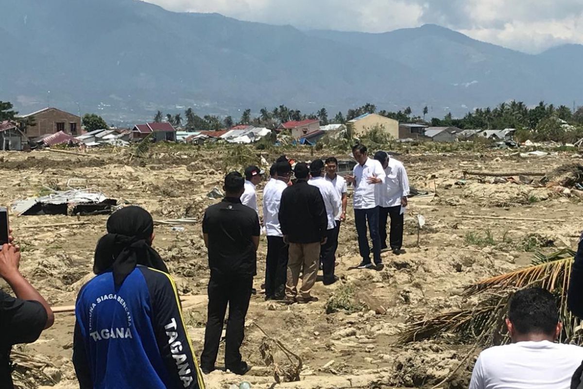 Presiden Jokowi saat mendatangi lahan lapang yang dulunya adalah komplek perumahan di Petobo, Sulawesi Tengah, Rabu (3/10/2018). Komplek perumahan itu habis tertimbun lumpur akibat adanya likuefaksi pasca gempa hebat di kota Palu.