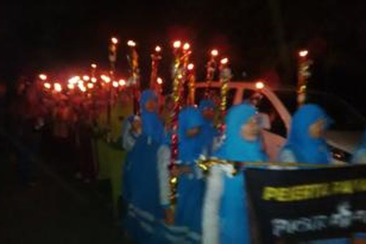 Pawai obor yang digelar di Kota Bandung dalam rangka menyambut Hari Raya Idul Adha 1435 Hijriah, Sabtu, (4/10/2014) malam.