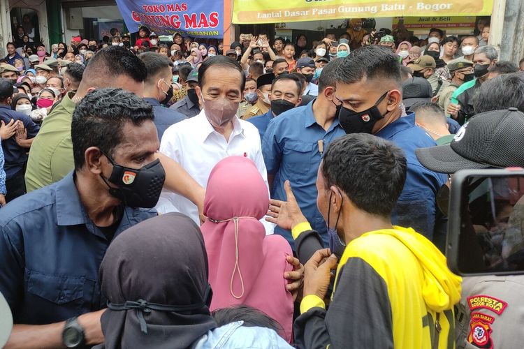 Presiden RI Joko Widodo (Jokowi) saat memberikan bantuan kepada pedagang di Pasar Gunung Batu, Kota Bogor, Jawa Barat, Selasa (17/5/2022).