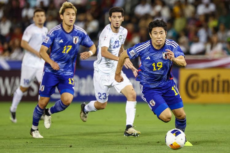 Mao Hosoya mengejar bola dalam laga final Piala Asia U23 2024 antara Jepang vs Uzbekistan di Stadion Jassim bin Hamad, Al Rayyan, Qatar, 3 Mei 2024. (Photo by KARIM JAAFAR / AFP)