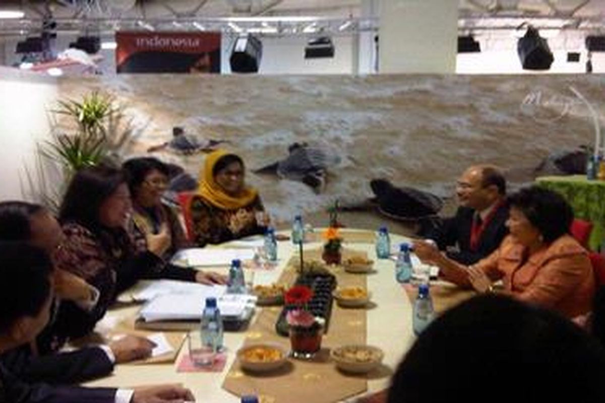 Menteri Pariwisata dan Ekonomi Kreatif Mari Pangestu adakan Pertemuan Bilateral dengan Menpar Malaysia Dato Sri Ng Yen Yen 