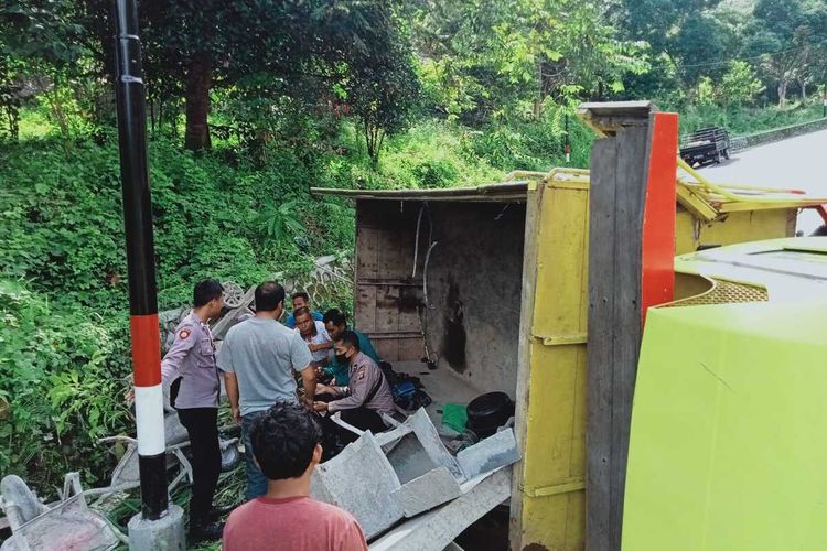 TKP truk terguling di Sembalun Lombok Timur, Sabtu (3/12/2022)