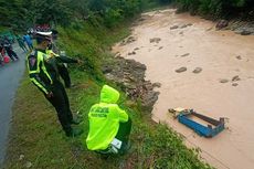 Detik-detik Truk Tercebur ke Sungai, 2 Penumpang Tewas, Sopir Selamat