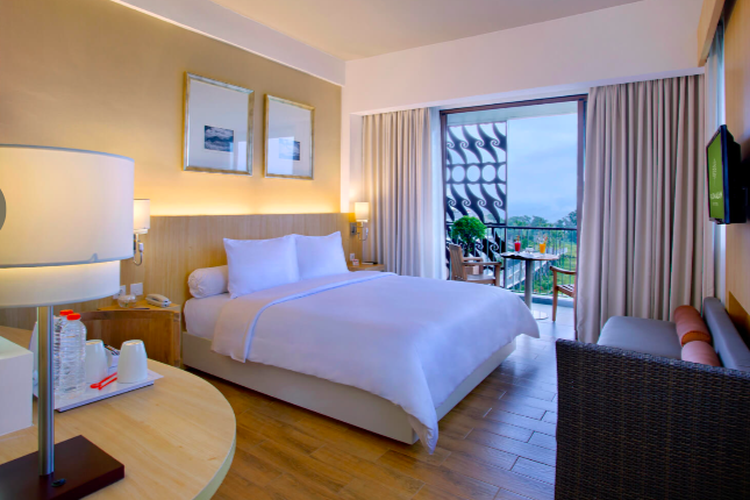 Kamar di Pesona Alam Resort & Spa, salah satu hotel dekat Taman Safari Bogor