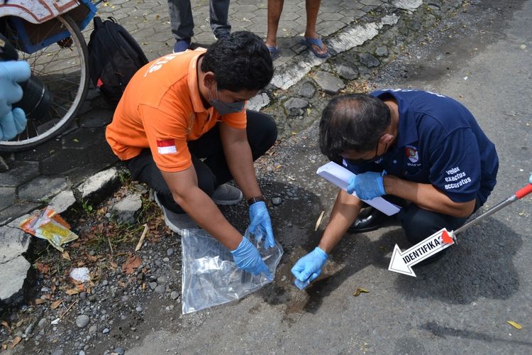 Polisi saat melakukan olah Tempat Kejadian Perkara (TKP) peristiwa penganiayaan di Jalan Gedongkuning, Kota Yogyakarta yang menyebabkan siswa kelas XI SMA Muhammadiyah 2 Yogyakarta, Dafa Adzin Albasith meninggal dunia. Peristiwa penganiayaan ini terjadi pada Minggu (3/4/2022) dini hari (Foto Dokumentasi Humas Polda DIY)