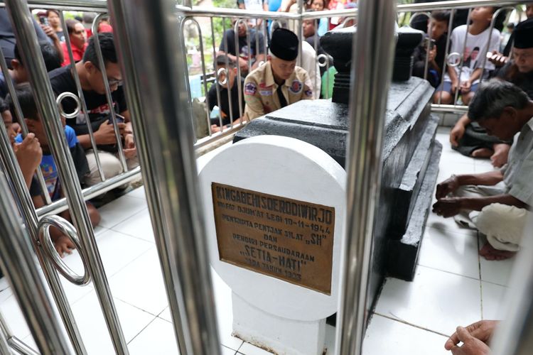 Calon presiden (Capres) 2024 nomor urut 3, Ganjar Pranowo berziarah ke makam pendiri pencak silat Persaudaraan Setia Hati, Ki Ngabehi Soerodiwirjo di Kota Madiun, Jawa Timur, Kamis (18/1/2024).