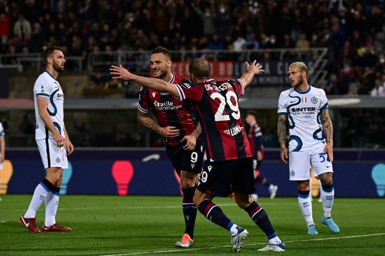 Striker Bologna Marko Arnautovic (tengah) berselebrasi usai membobol gawang Inter Milan pada laga tunda pekan ke-20 Liga Italia 2021-2022 di Stadion Renato Dall'Ara, Kamis (28/4/2022) dini hari WIB.