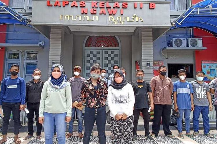 Lima belas warga binaan Lapas Kelas II B Kabupaten Ngawi, menghirup udara bebas setelah menerima asimilasi dan integrasi untuk warga binaan pemasyarakatan.