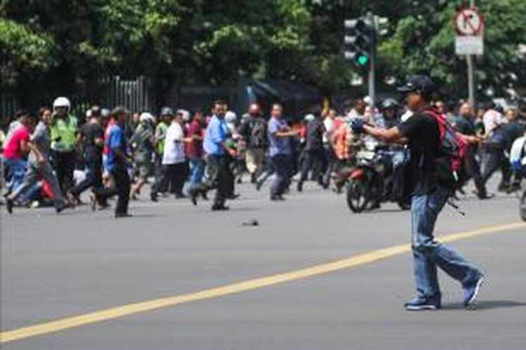 Foto ini dirilis oleh agensi berita China Xinhua, seorang pria tak dikenal dengan senjata, terduga pelaku, terlihat setelah ledakan menghantam kawasan Jalan MH Thamrin, Jakarta Pusat, 14 Januari 2016. Serangkaian ledakan menewaskan sejumlah orang, terjadi baku tembak antara polisi dan beberapa orang yang diduga pelaku.