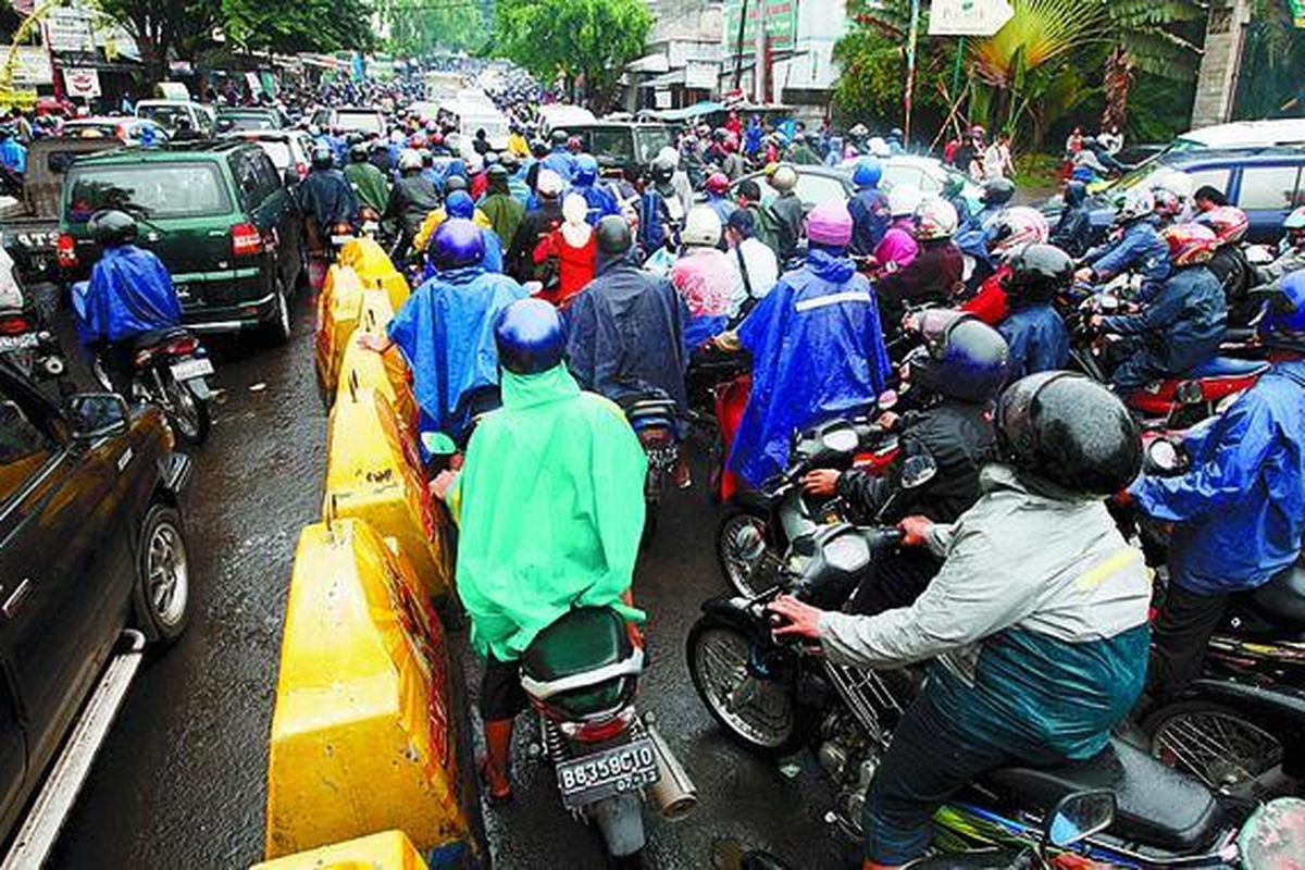 Puluhan sepeda motor melawan arus di Jalan Ciledug Raya, Tangerang, Banten, beberapa waktu lalu. Kemacetan merupakan salah satu penyebab emisi karbon tinggi di kota-kota besar.  