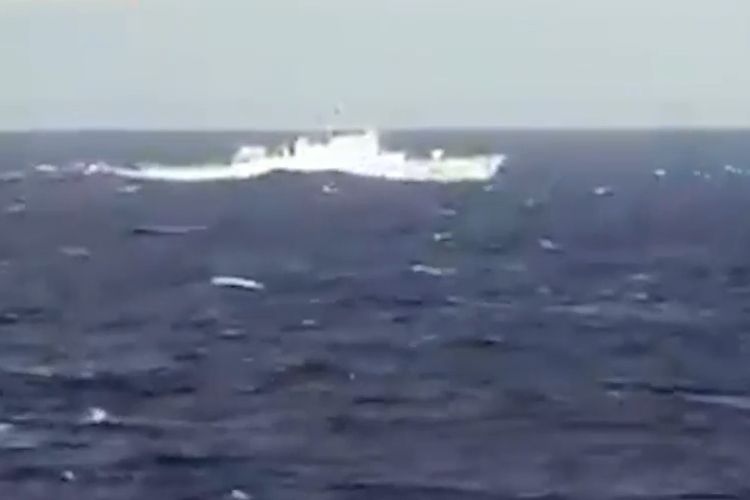 Penampakan kapal Iran di Samudra Atlantik yang disiarkan tv Iran. [SS/MEHRNEWS VIA THE SUN]