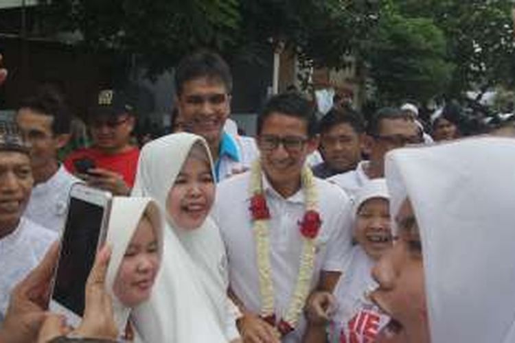 Calon wakil gubernur DKI Jakarta nomor pemilihan tiga, Sandiaga Uno, menyapa warga saat kampanye ke Malaka Jaya, Jakarta Timur, Kamis (1/12/2016).