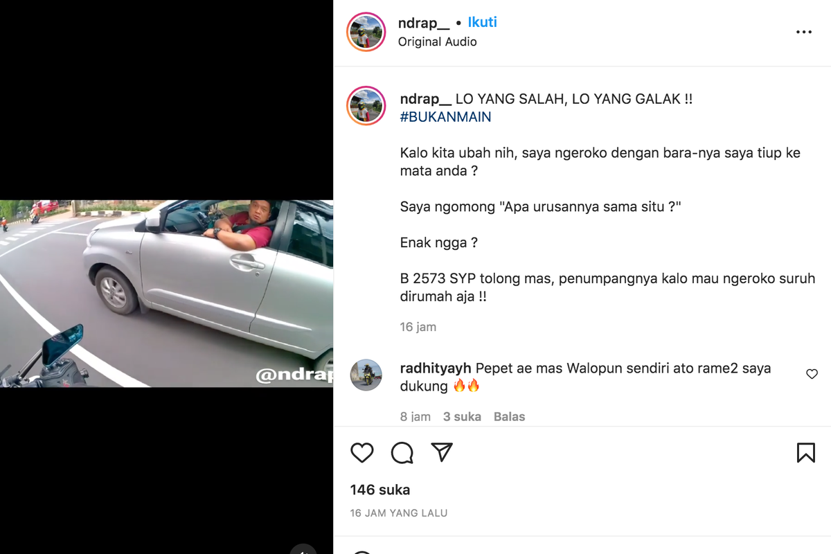 Pengendara motor menegur penumpang mobil yang merokok di jalan raya