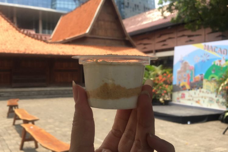 Salah satu jajanan khas Macau, Serradura dalam Food Truck Macao Roadshow di Bentara Budaya Jakarta, Jumat (7/9/2018). 