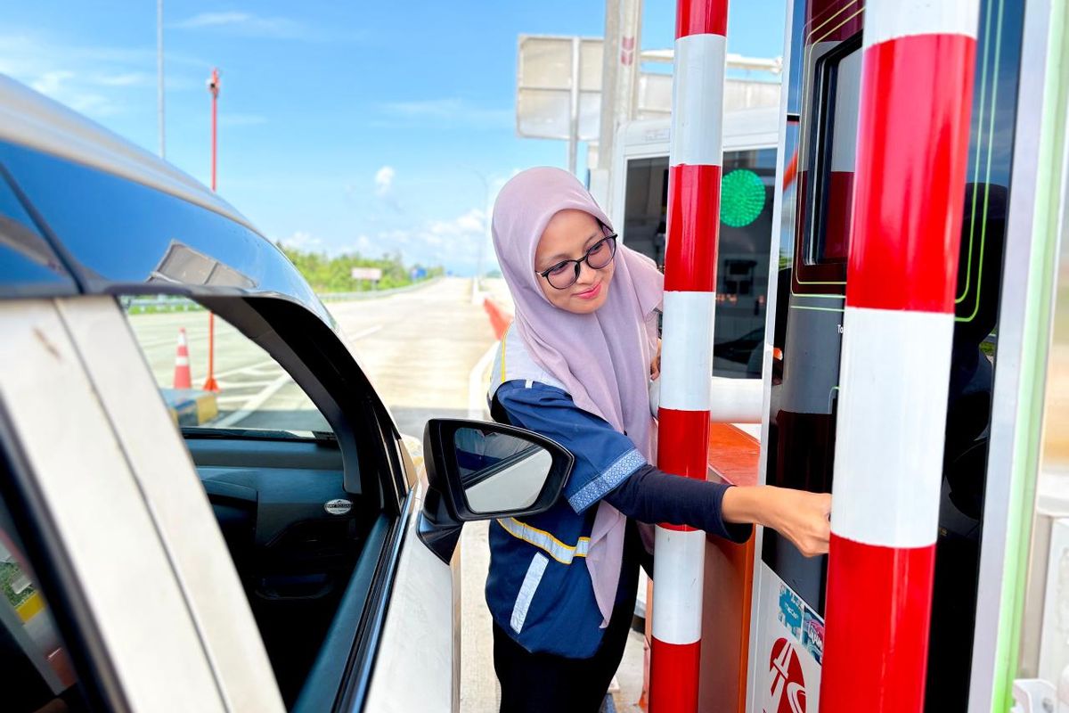 Ilustrasi petugas jalan tol di salah satu ruas tol yang dikelola Hutama Karya sedang melayani pengguna jalan.