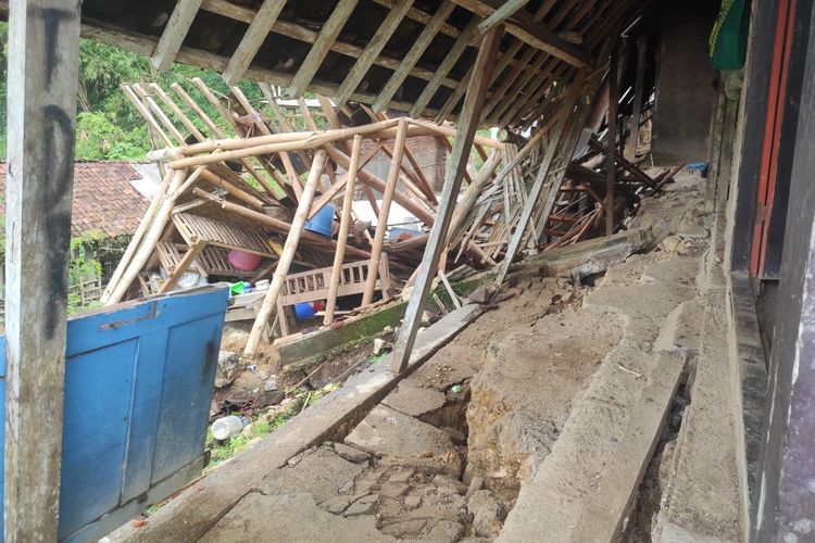 Dampak bencana tanah bergerak di Desa Balerejo, Kecamatan Panggungrejo, Kabupaten Blitar, Jawa Timur