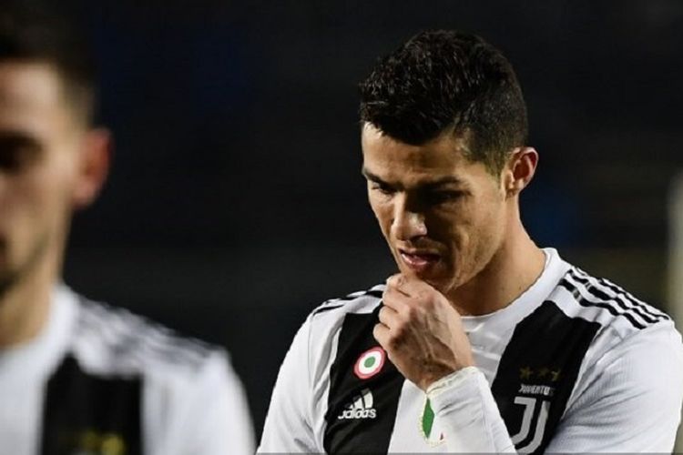 Cristiano Ronaldo tampak menundukkan kepala seusai laga Atalanta vs Juventus dalam boxing day Liga Italia di Stadion Atleti Azzurri dItalia, 26 Desember 2018. 