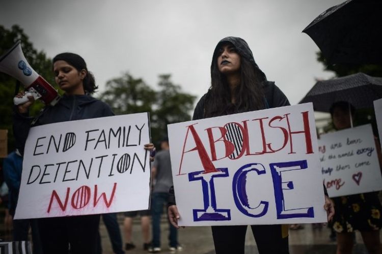 Aktivis American Civil Liberties Union (ACLU) berkumpul di luar Gedung Putih untuk memprotes pemisahan migran anak-anak dari keluarga mereka di perbatasan AS-Meksiko. (AFP/Eric Baradat)