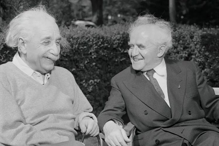 Perdana Menteri David Ben Gurion saat berkunjung ke AS pada 1951, berbicara dengan Profesor Albert Einstein di rumahnya di Princeton.
