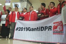 Datangi Gedung Parlemen, Sejumlah Kader PSI Bentangkan Spanduk #2019GantiDPR