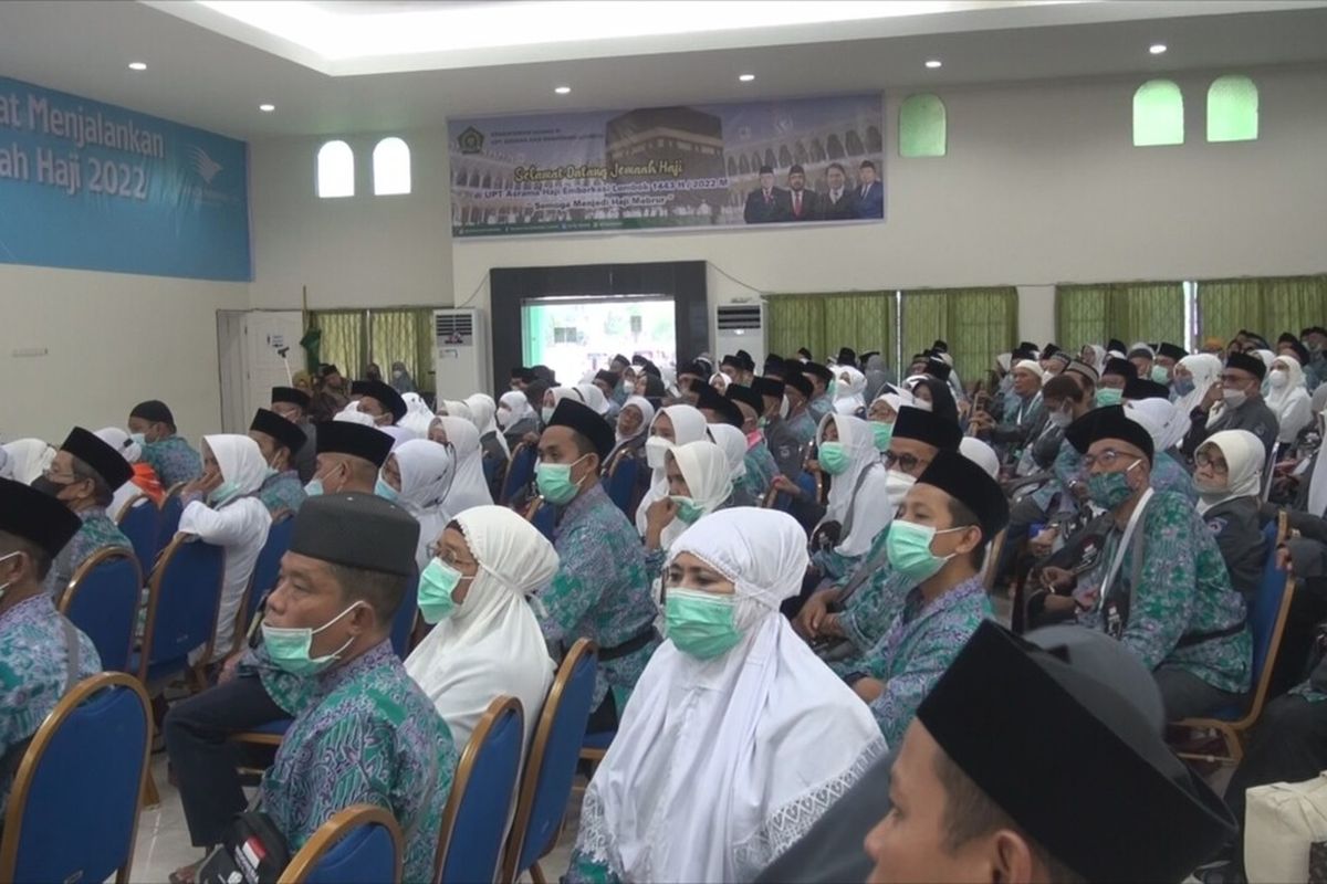 Jemaah Haji asal Kota Mataram, adalah kloter pertama yang berangkat hari ini, Senin (20/6/2022) dari Bandara Internasional Lombok menuju tanah suci Mekah. Sebelum ke Bandara jemaah haji berada di Asrama Haji Mataram.