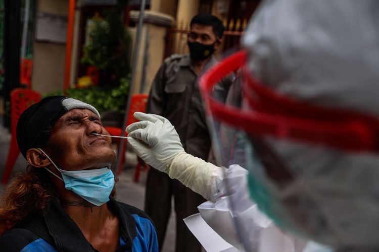 Petugas kesehatan dari puskesmas kartini melakukan tes cepat antigen kepada seorang pemudik yang baru tiba di kawasan Sawah Besar, Jakarta Pusat, Senin (17/5/2021). Total 54 warga yang melakukan tes cepat antigen dan dinyatakan negatif setelah mudik dari berbagai daerah.