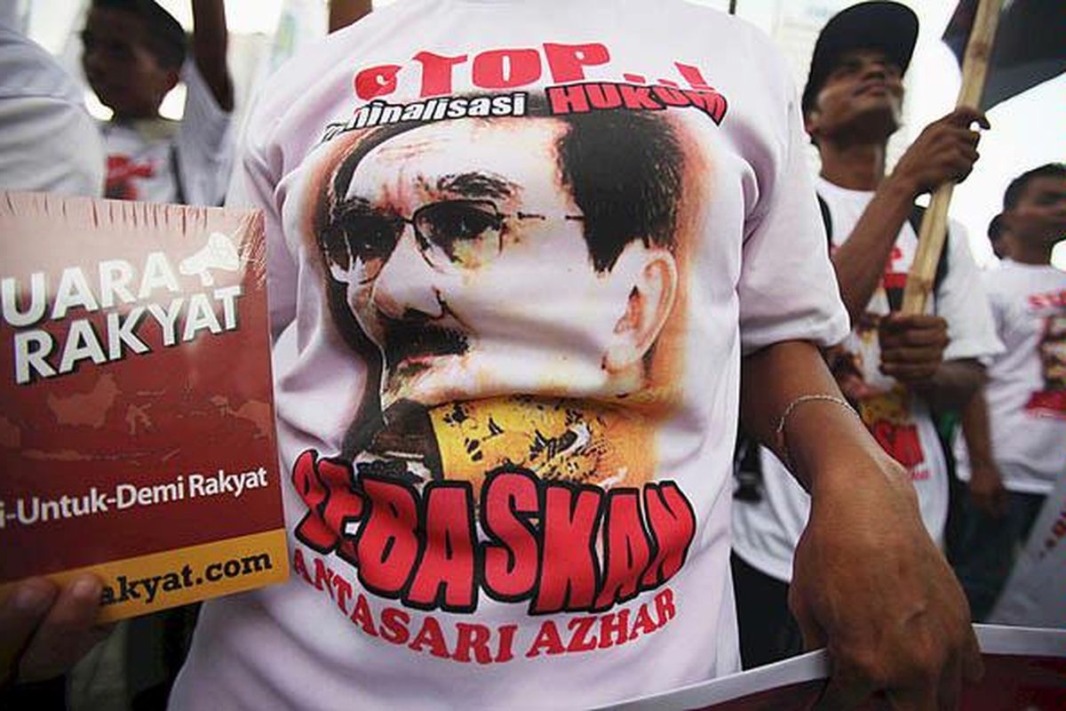 Ilustrasi -- Sejumlah pendukung Antasari Azhar menggelar demonstrasi di Bundaran HI, Jakarta, Rabu (20/4). Mereka menuntut pembebasan Antasari Azhar yang dihukum 18 tahun penjara dalam kasus pembunuhan Direktur PT Putra Rajawali Banjaran Nasruddin Zulkarnaen.