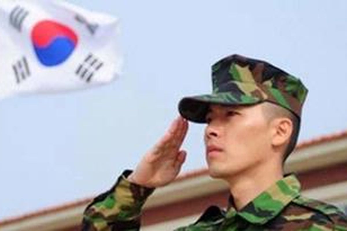 Aktor Korea Selatan Hyun Bin berseragam marinir.