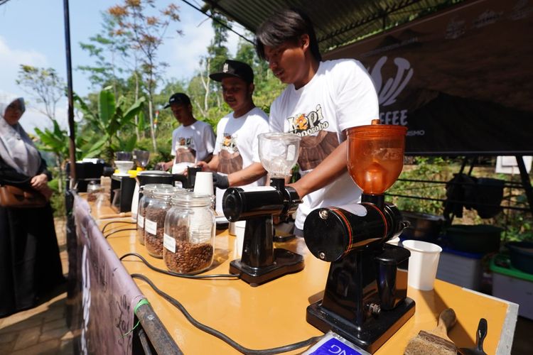 Bukan Sekadar Ngopi, Desa Wisata Slukatan Siapkan Paket Wisata dari Kopi, Curug hingga Golek Tholo