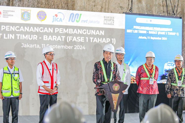 Pj Gubernur memberikan sambutan pada acara Pencanangan Pembangunan MRT Lintas Timur-Barat 1 Tahap 1 oleh Presiden RI di Proyek MRT Jakarta Thamrin, Rabu (11/9/2024).