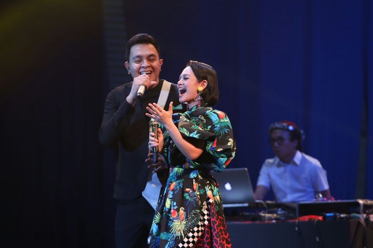 Vokalis Andien berduet dengan rekan seprofesinya, Tulus, di panggung Java Jazz Festival (JJF) 2017, JIExpo Kemayoran, Jakarta Pusat, Jumat (3/3/2017) malam.
