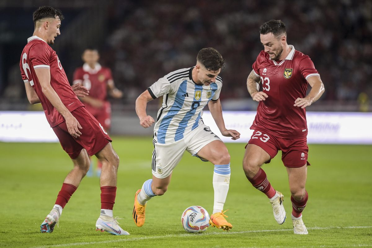 Pesepak bola Timnas Indonesia Marc Klok (kanan) dan Ivar Jenner (kiri) berusaha merebut bola dari pesepak bola Timnas Argentina  Julian Alvarez (tengah) saat pertandingan FIFA Match Day di Stadion Utama Gelora Bung Karno, Jakarta, Senin (19/6/2023). ANTARA FOTO/Galih Pradipta/tom.
